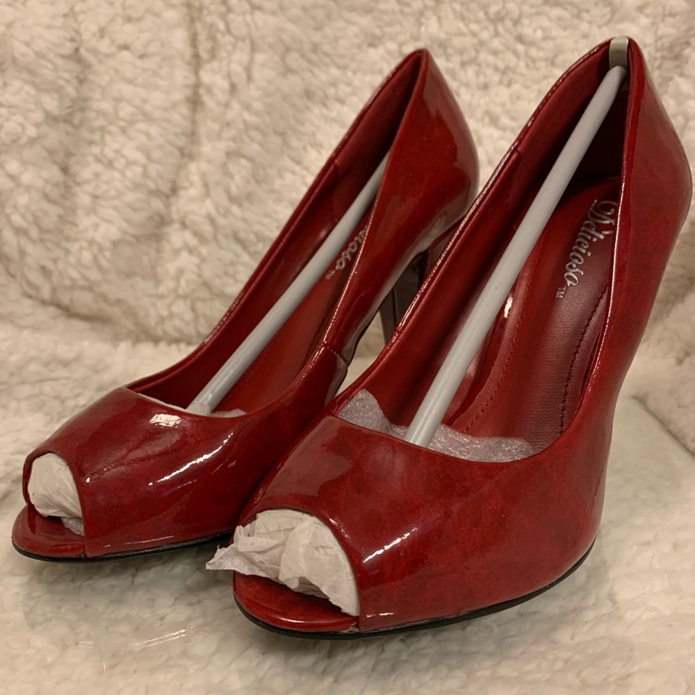New red Delicioso Sz 6 peep toe heels